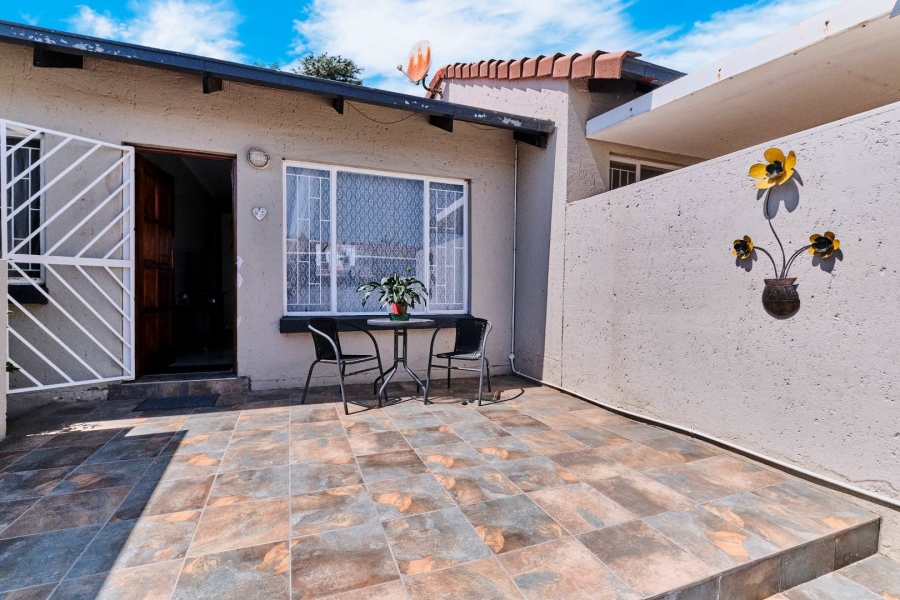 1 Bedroom Property for Sale in Weltevreden Park Gauteng