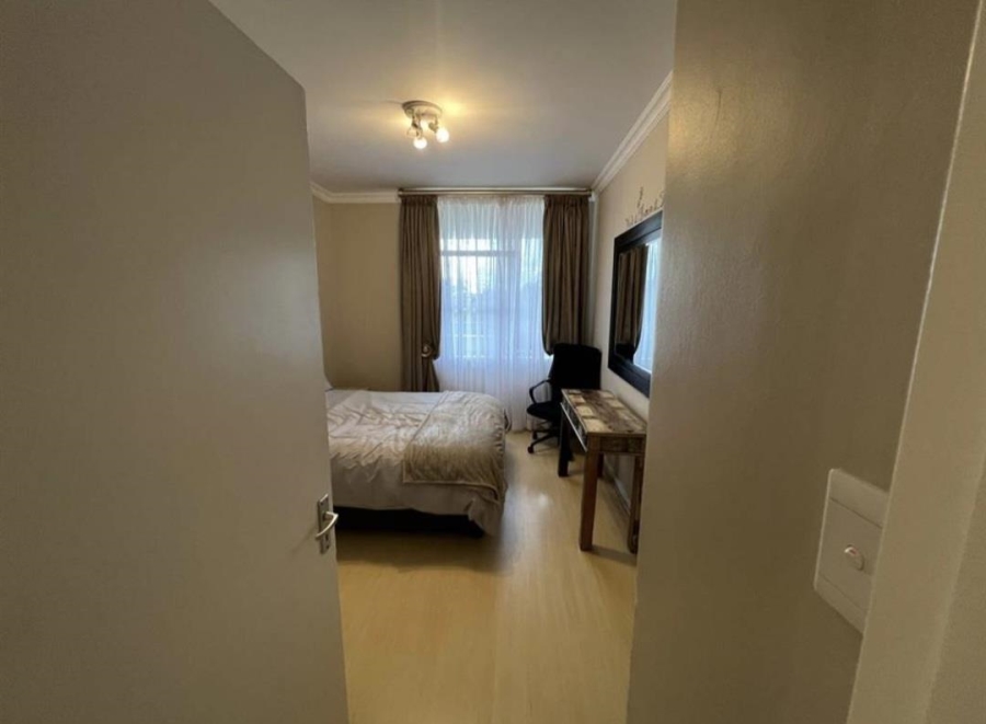 To Let 2 Bedroom Property for Rent in Sandhurst Gauteng