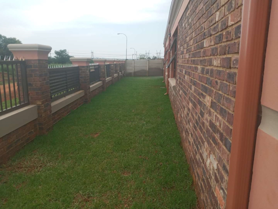 To Let 3 Bedroom Property for Rent in Kookrus Gauteng