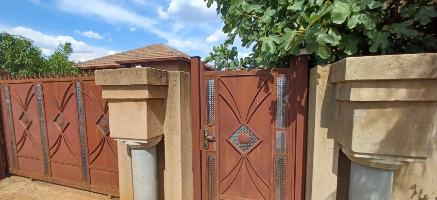 2 Bedroom Property for Sale in Kirkney Gauteng