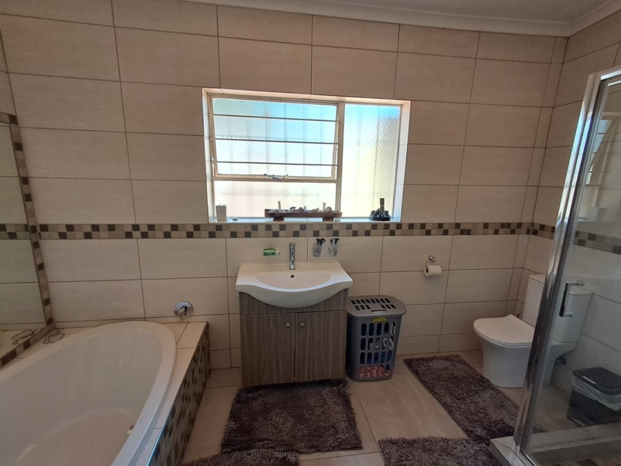 3 Bedroom Property for Sale in Brackenhurst Gauteng