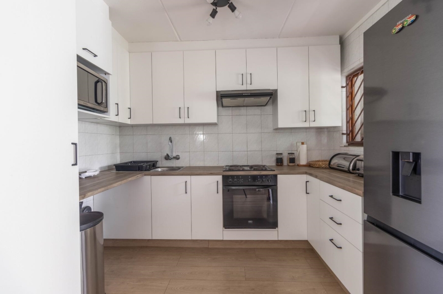 1 Bedroom Property for Sale in Benmore Gardens Gauteng