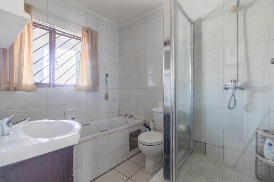 1 Bedroom Property for Sale in Benmore Gardens Gauteng