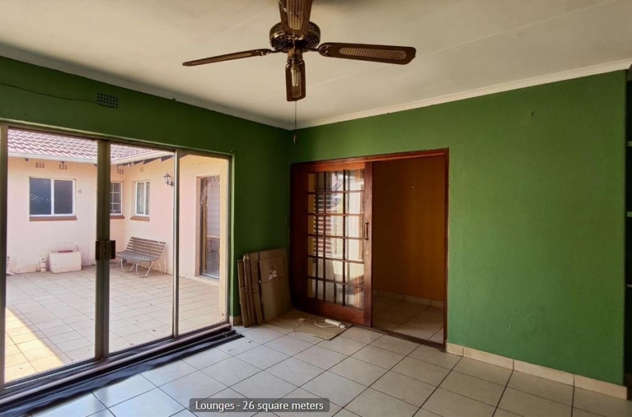 5 Bedroom Property for Sale in Glen Marais Gauteng