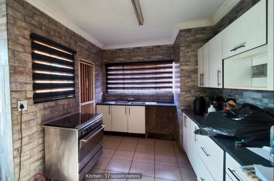 5 Bedroom Property for Sale in Glen Marais Gauteng