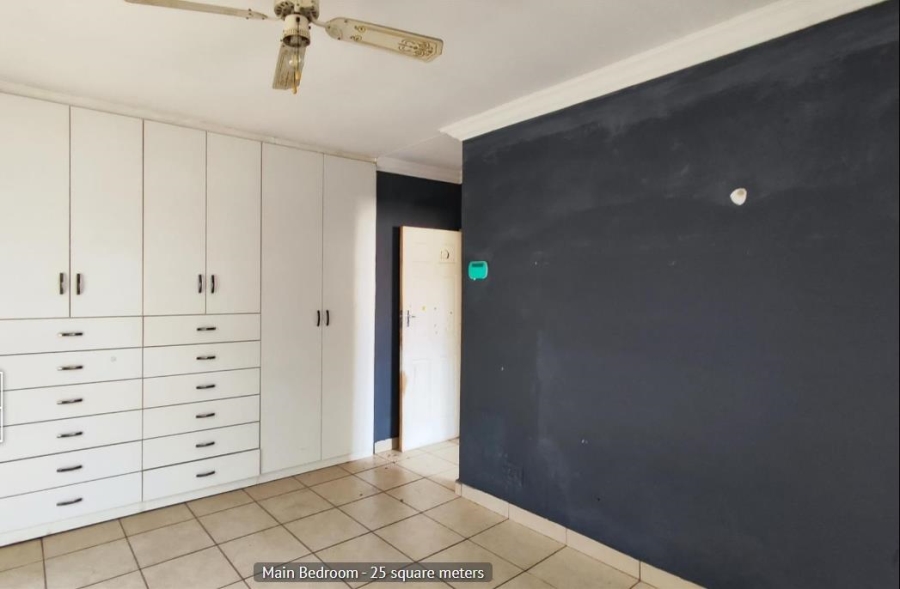 5 Bedroom Property for Sale in Glen Marais Gauteng