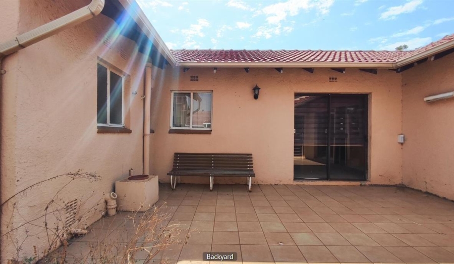 5 Bedroom Property for Sale in Glen Marais Gauteng