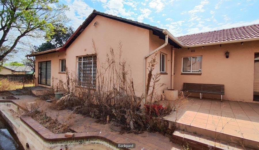 5 Bedroom Property for Sale in Glen Marais Gauteng