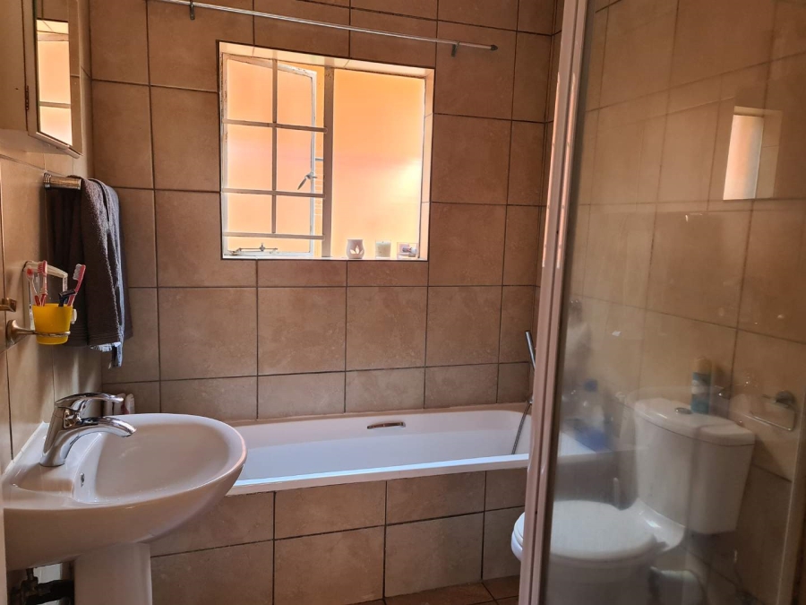 To Let 3 Bedroom Property for Rent in Glen Marais Gauteng