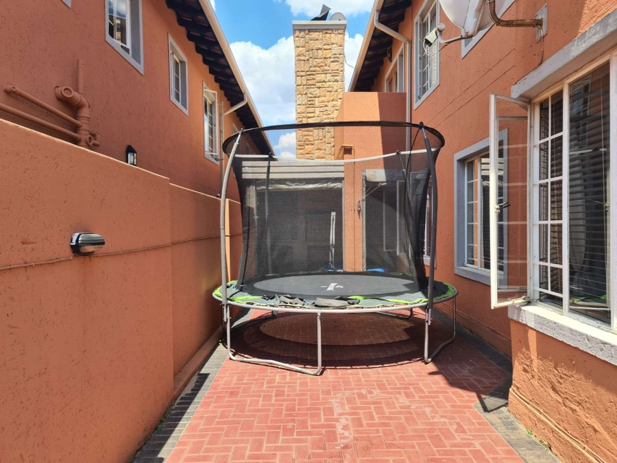 To Let 3 Bedroom Property for Rent in Glen Marais Gauteng