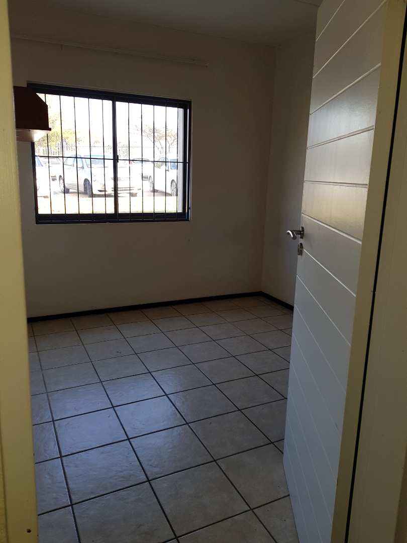 To Let 1 Bedroom Property for Rent in Ruimsig Gauteng