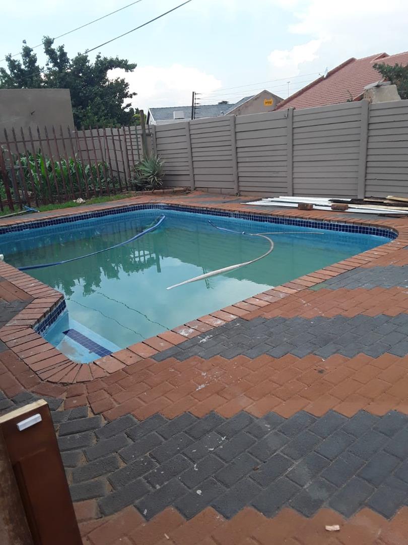 To Let 6 Bedroom Property for Rent in Dersley Gauteng