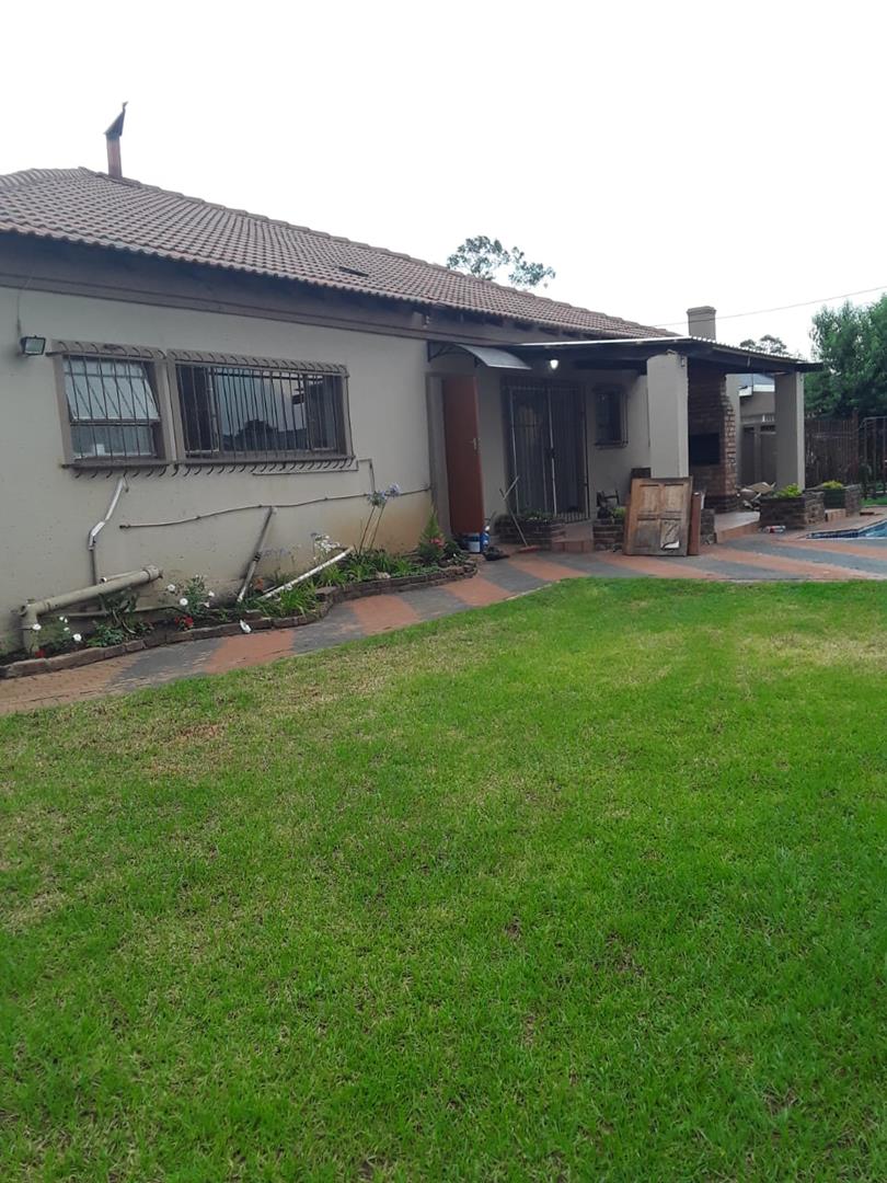 To Let 6 Bedroom Property for Rent in Dersley Gauteng