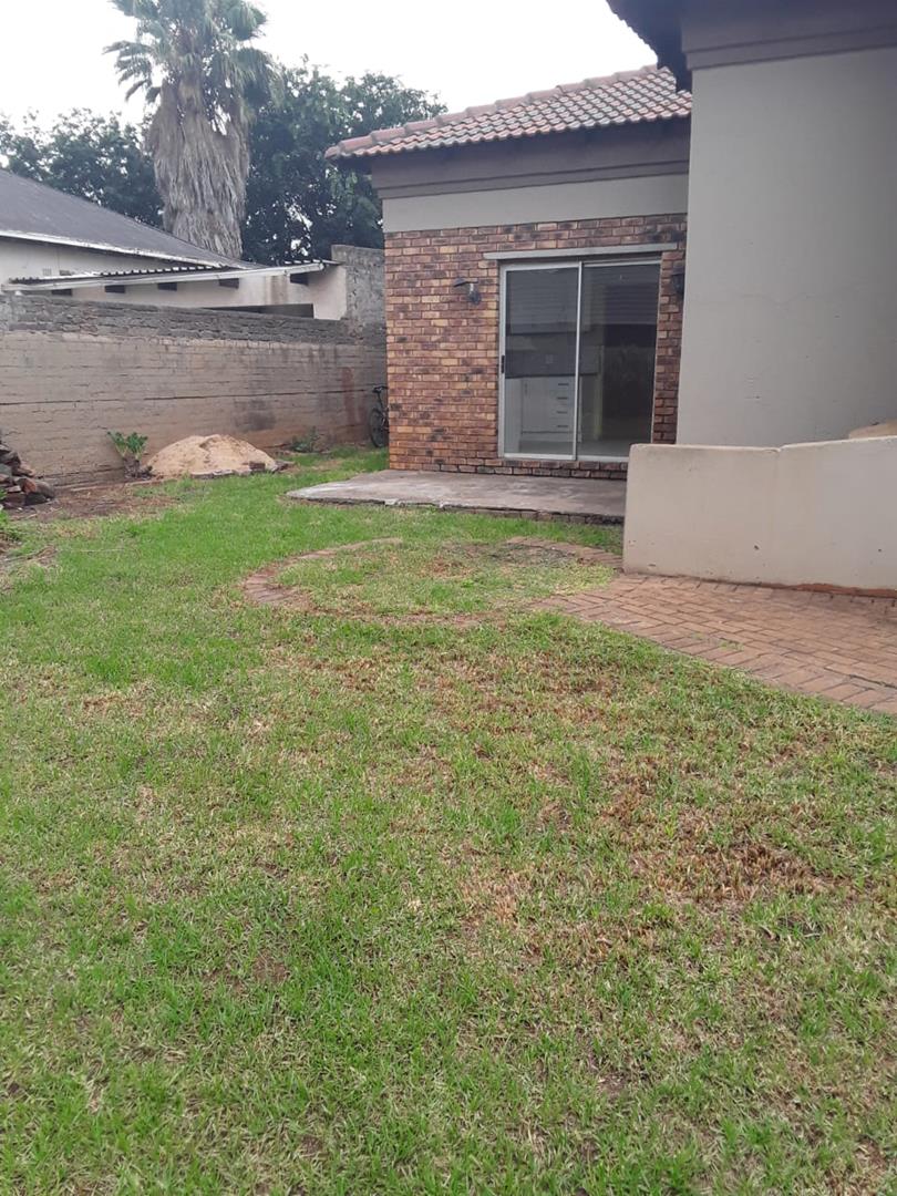 To Let 6 Bedroom Property for Rent in Dersley Gauteng