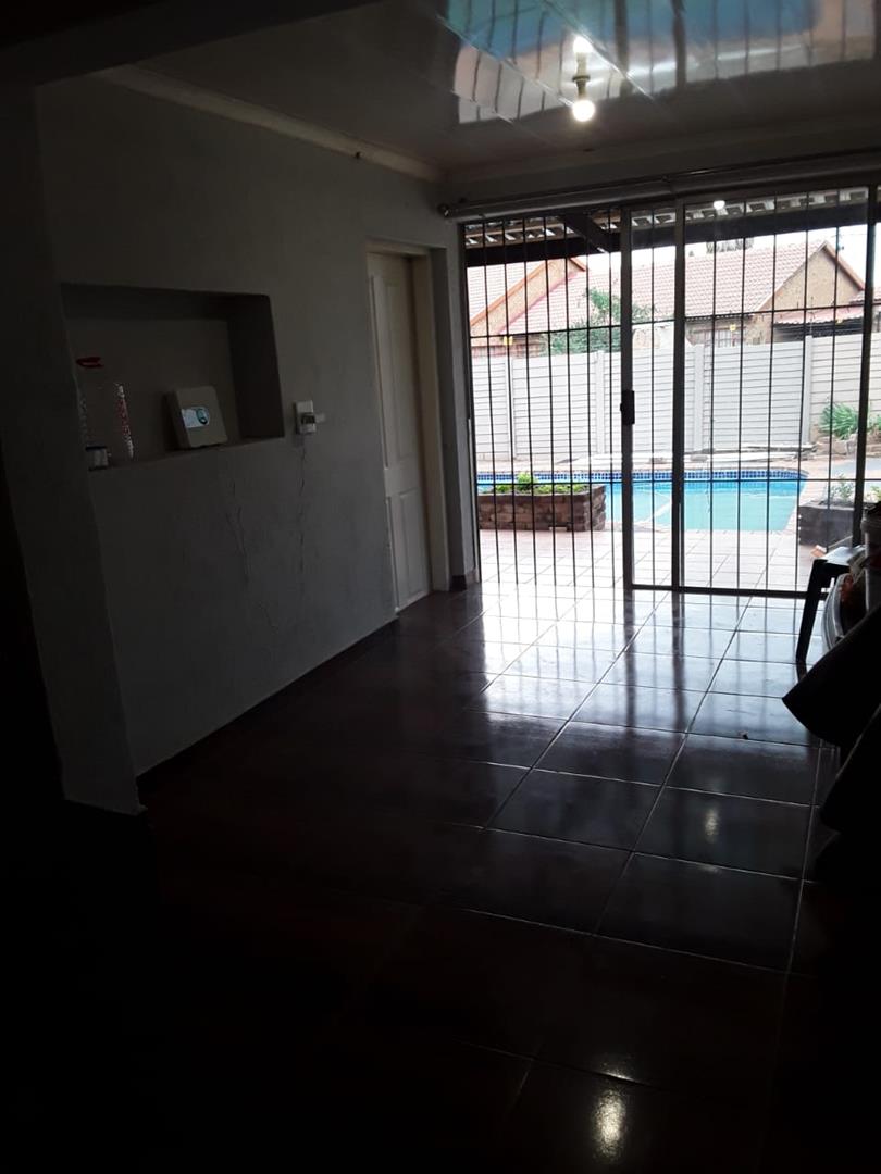 To Let 6 Bedroom Property for Rent in Dersley Gauteng