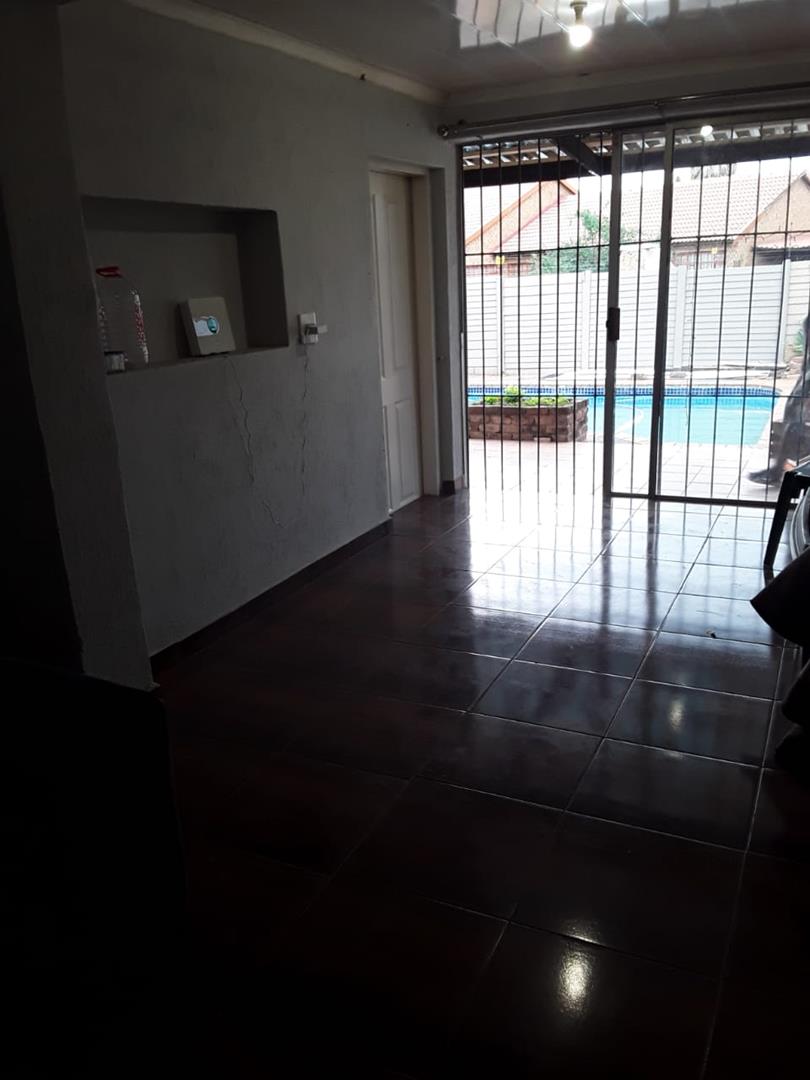 To Let 6 Bedroom Property for Rent in Dersley Gauteng