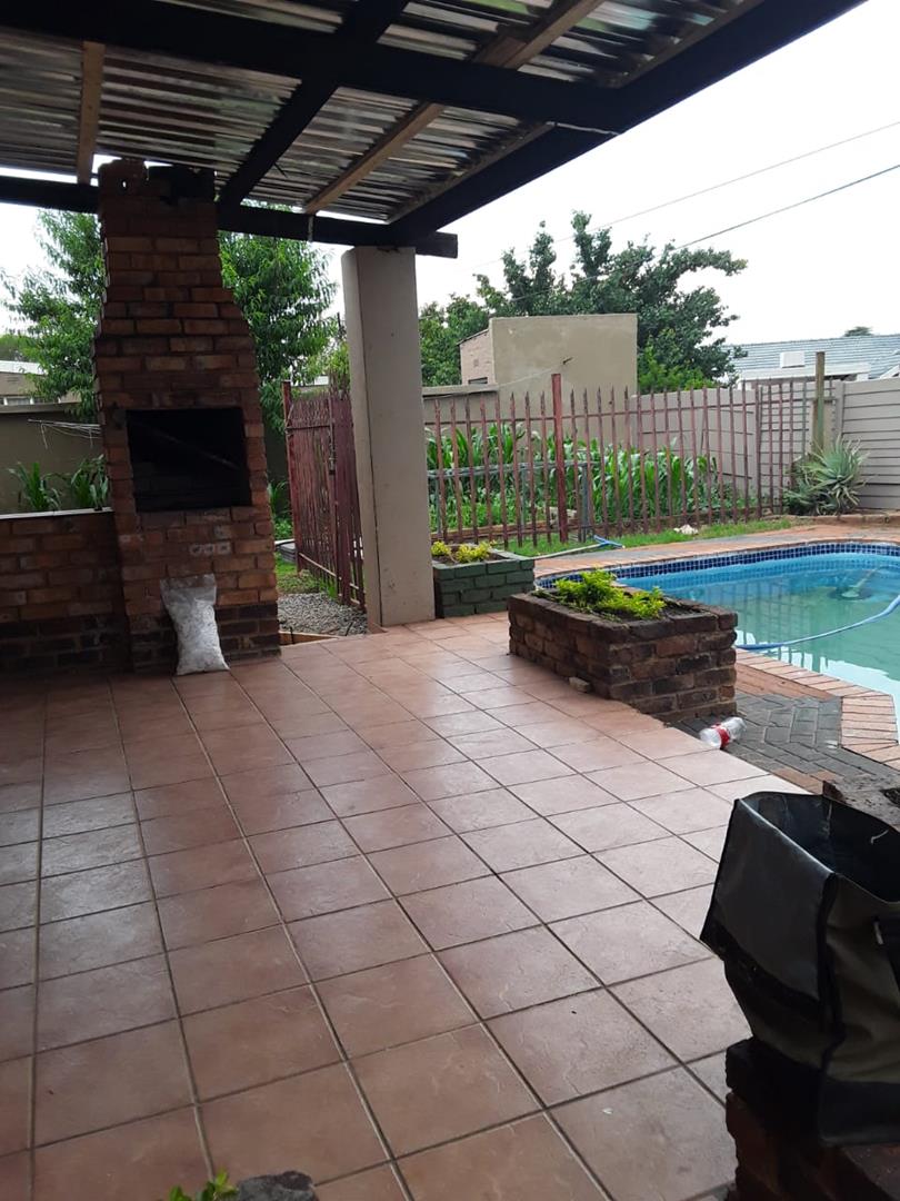 To Let 6 Bedroom Property for Rent in Dersley Gauteng