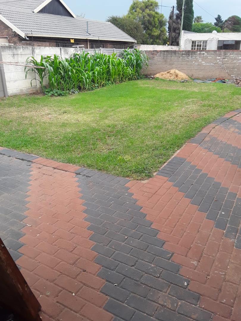 To Let 6 Bedroom Property for Rent in Dersley Gauteng