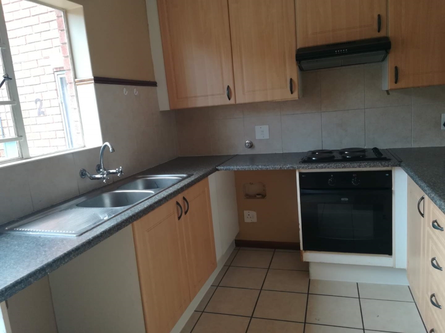 To Let 2 Bedroom Property for Rent in Die Hoewes Gauteng