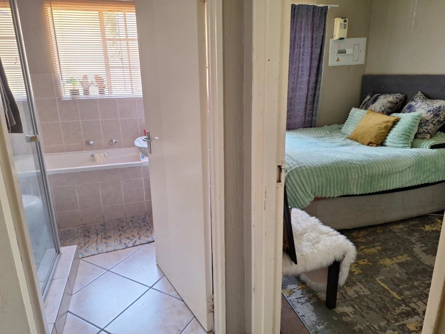 To Let 2 Bedroom Property for Rent in Wilgeheuwel Gauteng