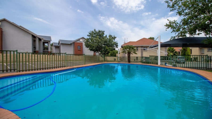 2 Bedroom Property for Sale in Goedeburg Gauteng