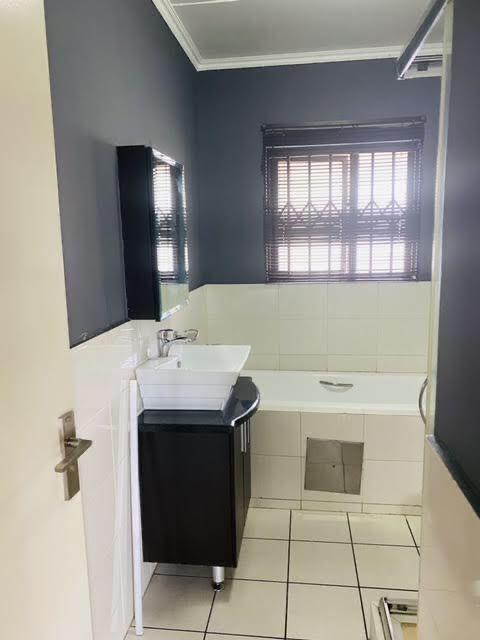 To Let 2 Bedroom Property for Rent in Noordwyk Gauteng