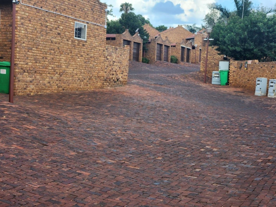 2 Bedroom Property for Sale in Die Hoewes Gauteng