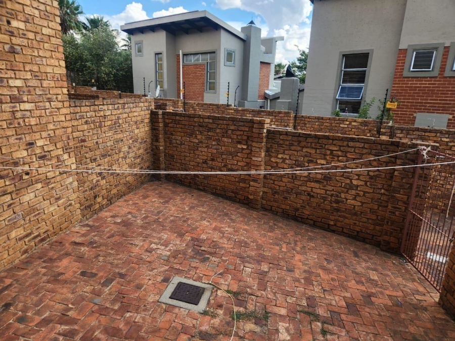 2 Bedroom Property for Sale in Die Hoewes Gauteng