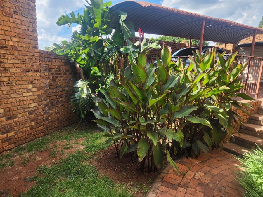 2 Bedroom Property for Sale in Die Hoewes Gauteng