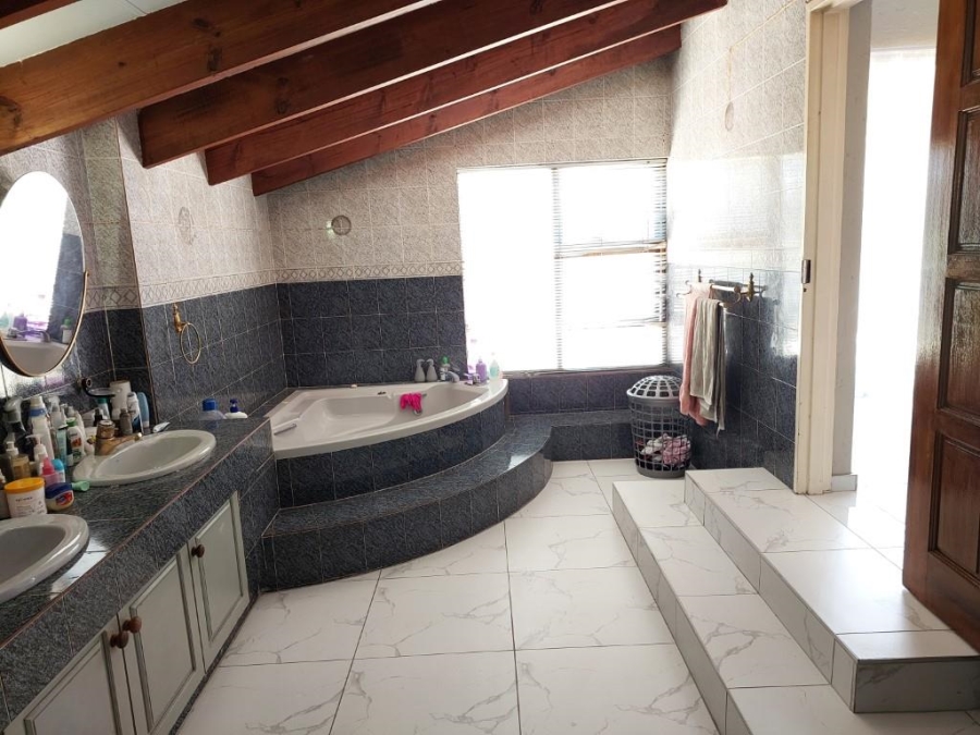 To Let 4 Bedroom Property for Rent in Woodmead Gauteng