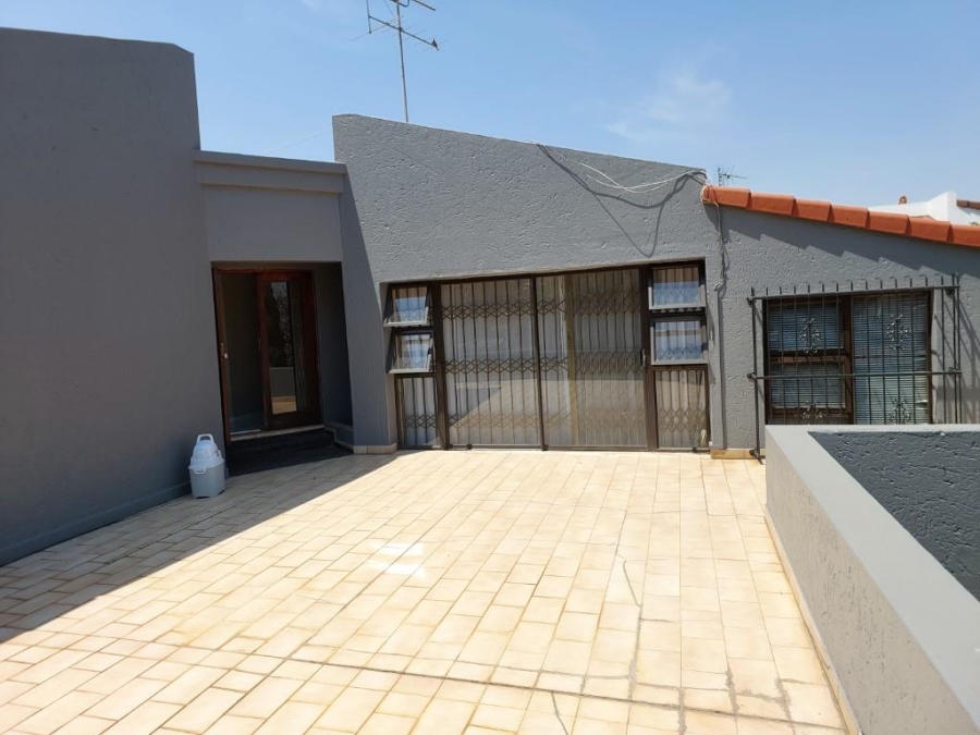 To Let 4 Bedroom Property for Rent in Woodmead Gauteng