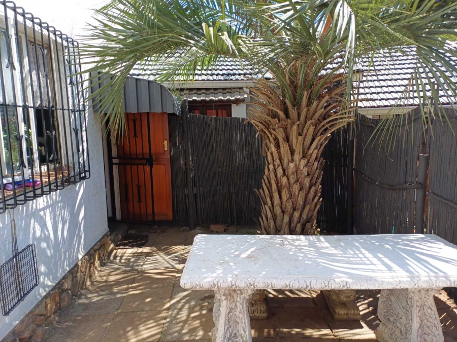 To Let 1 Bedroom Property for Rent in Robindale Gauteng