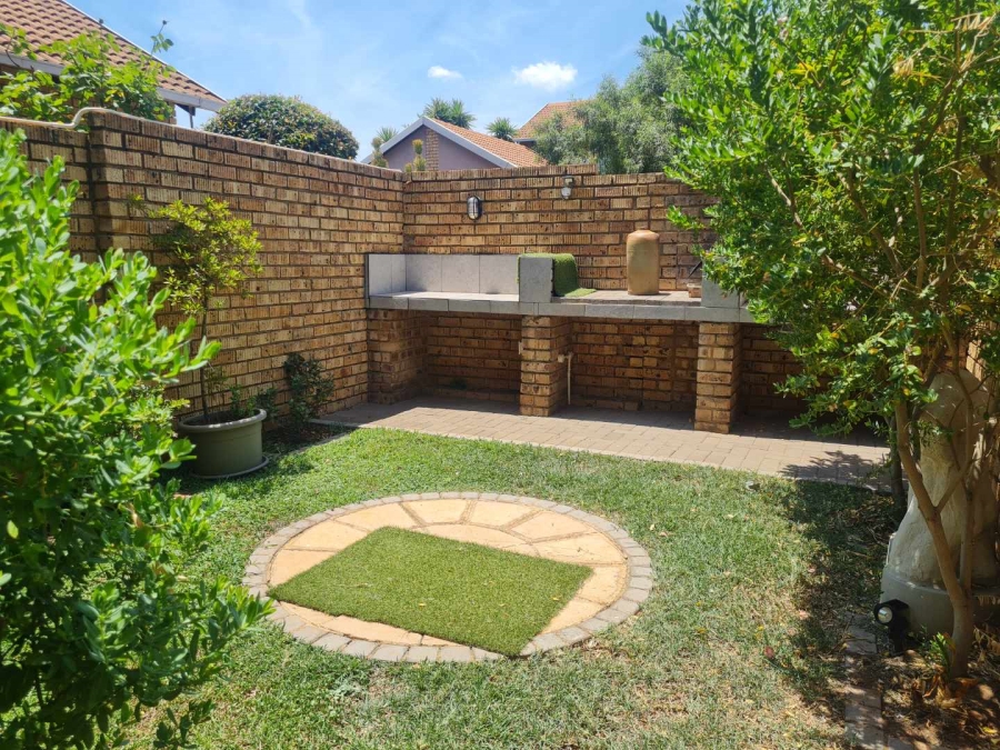 2 Bedroom Property for Sale in Eldoraigne Gauteng