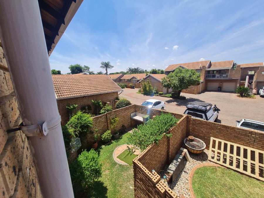 2 Bedroom Property for Sale in Eldoraigne Gauteng