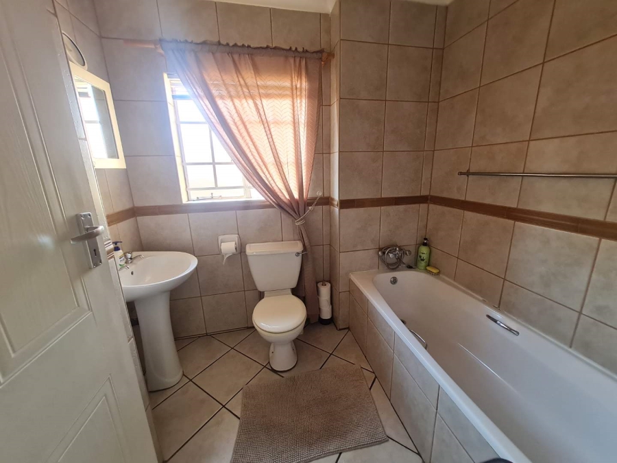 2 Bedroom Property for Sale in Eldoraigne Gauteng