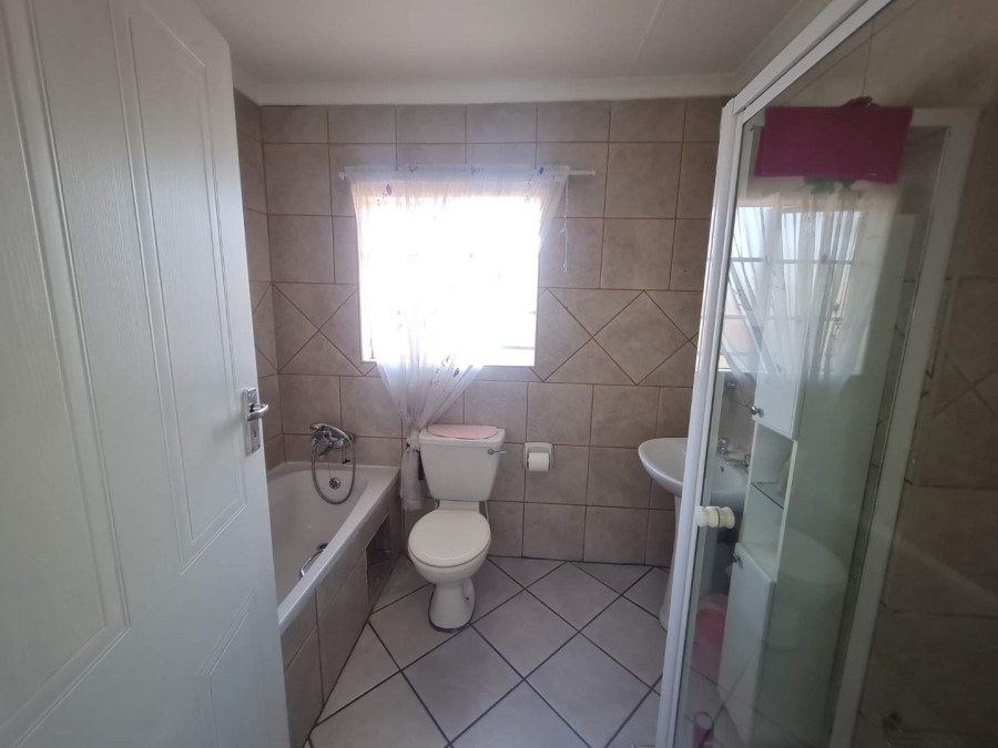 2 Bedroom Property for Sale in Eldoraigne Gauteng