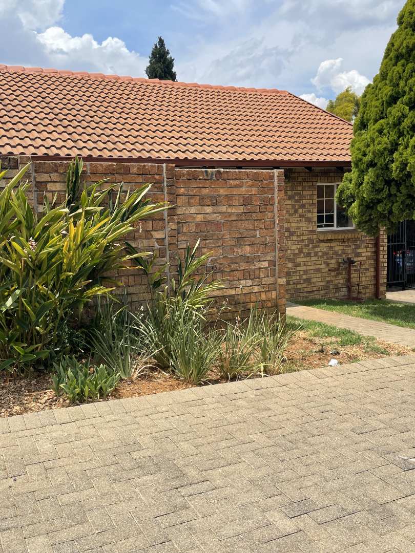 To Let 2 Bedroom Property for Rent in Garsfontein Gauteng