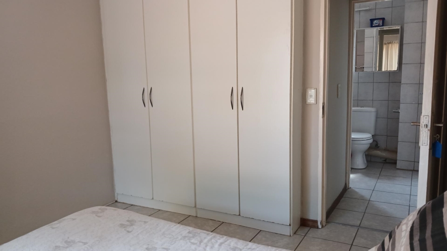 1 Bedroom Property for Sale in Linden Gauteng