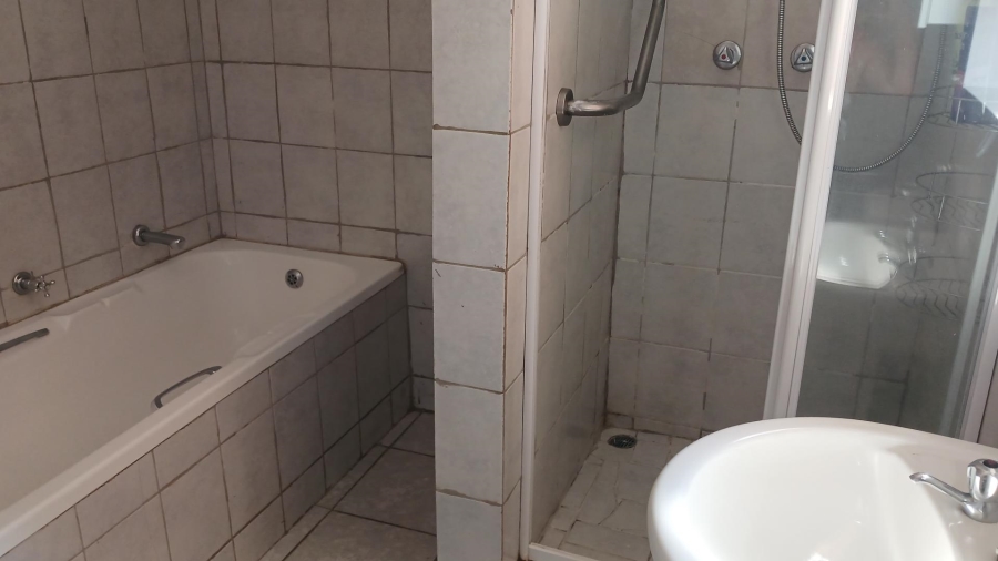 1 Bedroom Property for Sale in Linden Gauteng