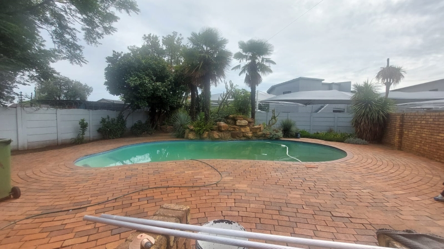 To Let 5 Bedroom Property for Rent in Brackenhurst Gauteng