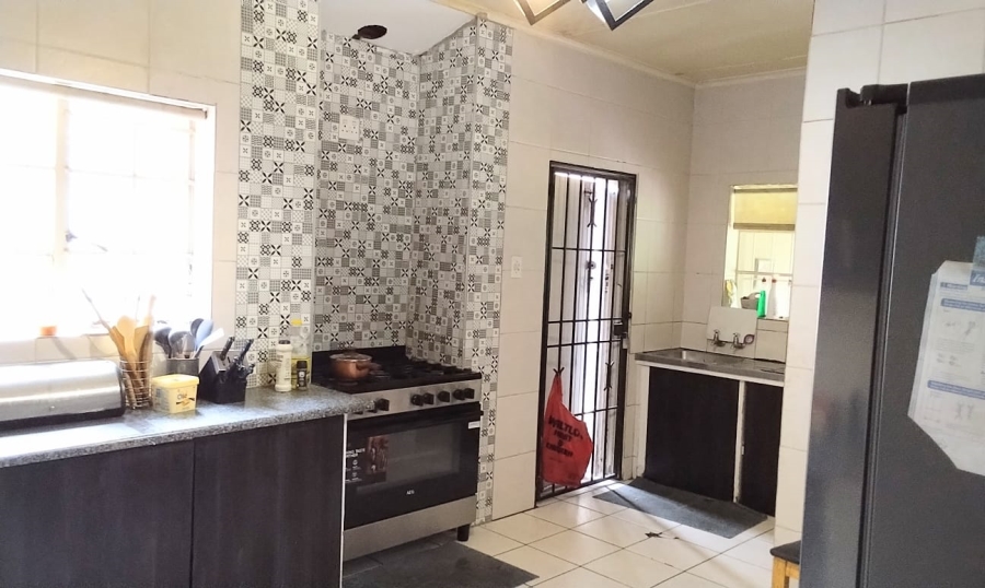 To Let 5 Bedroom Property for Rent in Lombardy East Gauteng