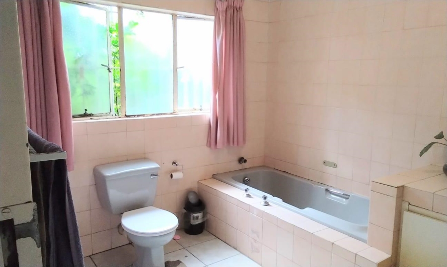 To Let 5 Bedroom Property for Rent in Lombardy East Gauteng