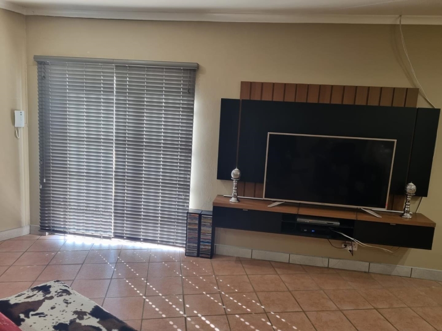 8 Bedroom Property for Sale in The Reeds Gauteng