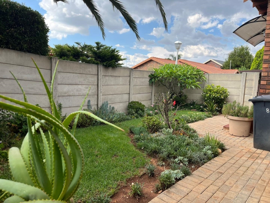 To Let 3 Bedroom Property for Rent in Weltevreden Park Gauteng