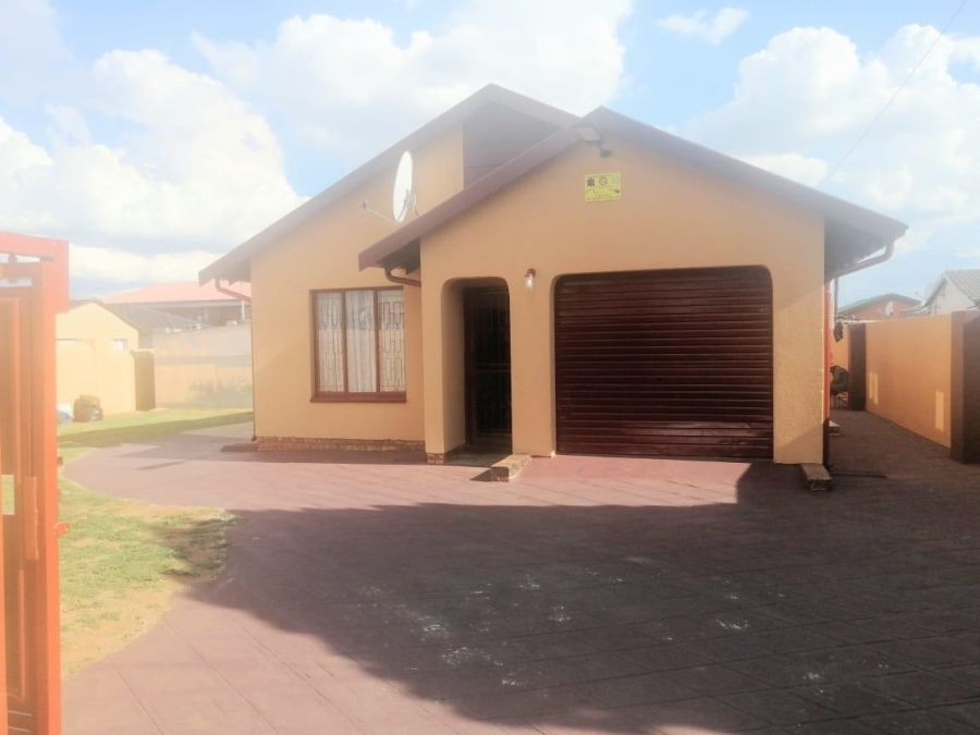 3 Bedroom Property for Sale in Tokoza Gardens Gauteng