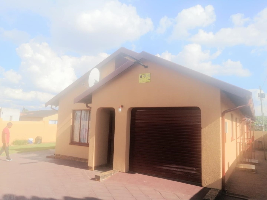 3 Bedroom Property for Sale in Tokoza Gardens Gauteng