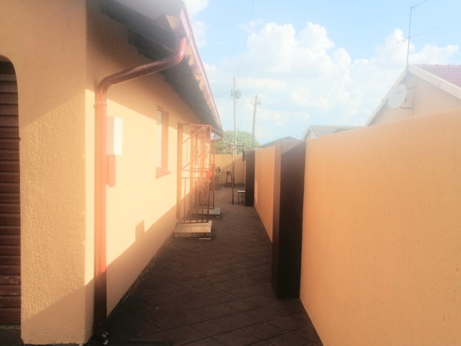 3 Bedroom Property for Sale in Tokoza Gardens Gauteng