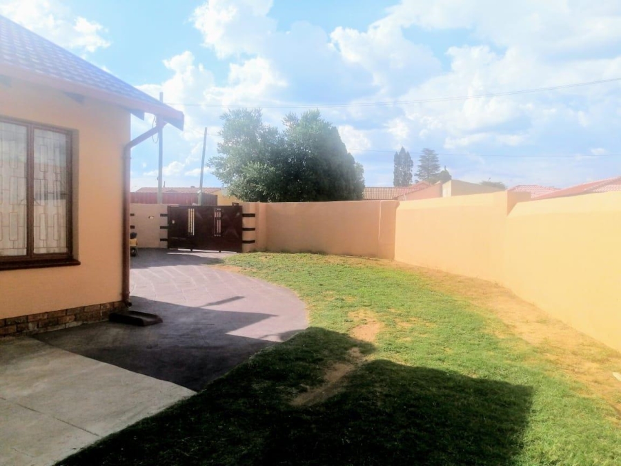 3 Bedroom Property for Sale in Tokoza Gardens Gauteng