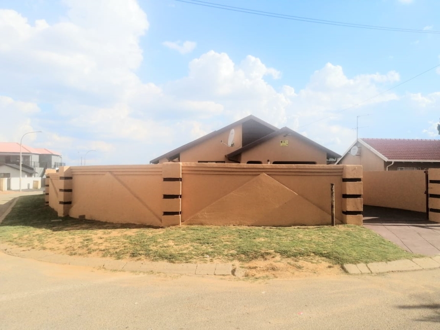 3 Bedroom Property for Sale in Tokoza Gardens Gauteng