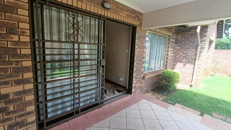 3 Bedroom Property for Sale in Die Hoewes Gauteng